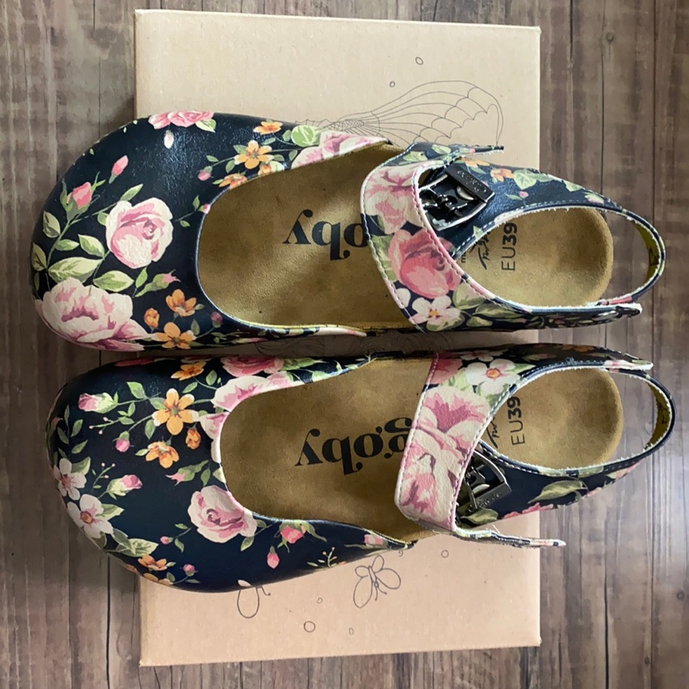 Unique Sandals/slip ons